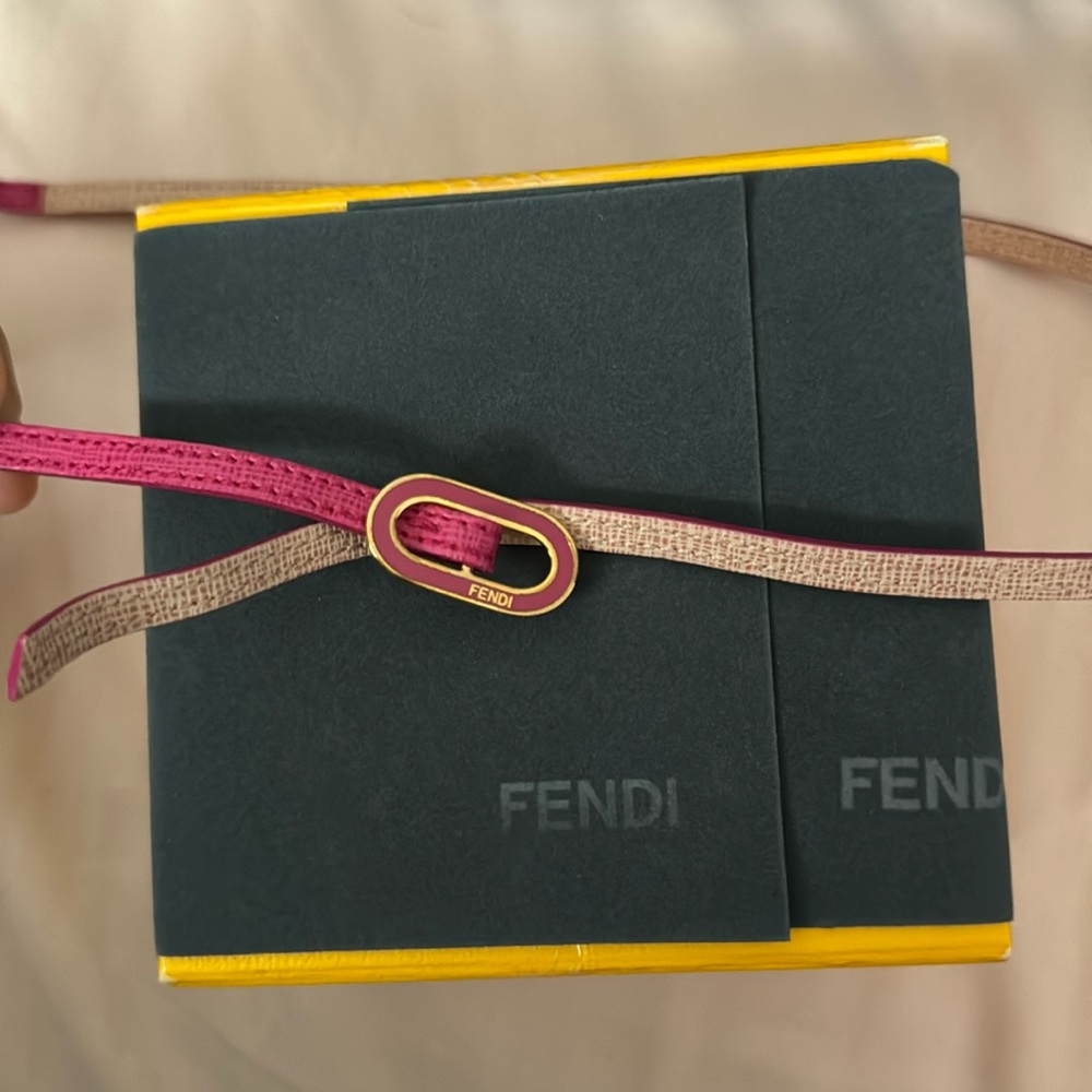 Fendi Crayons Textured Leather Pink Double Wrap Bracelet with Enamel Buckle. new - Picture 2 of 3